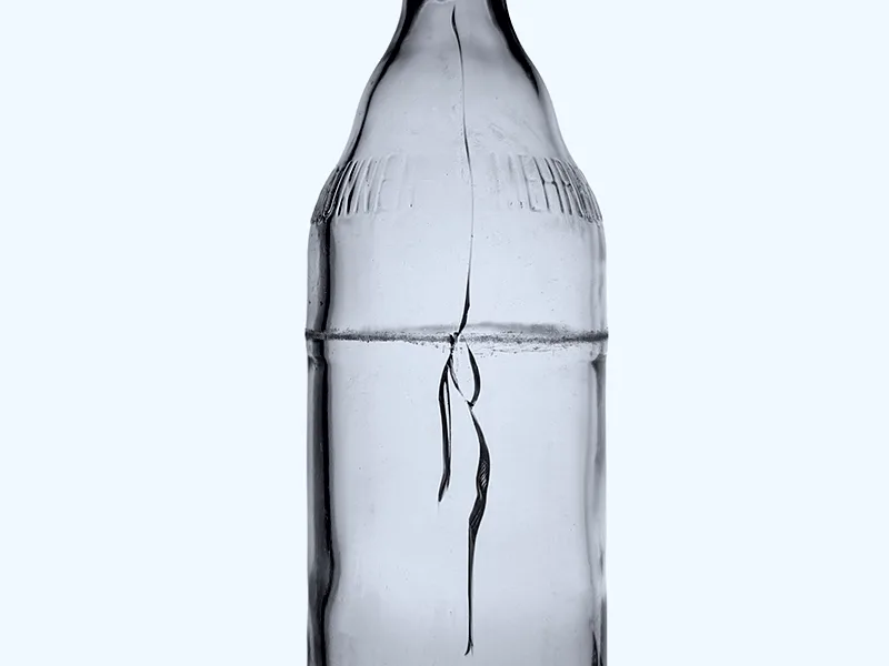 Glasflasche mit langem Riss in der Seitenwand