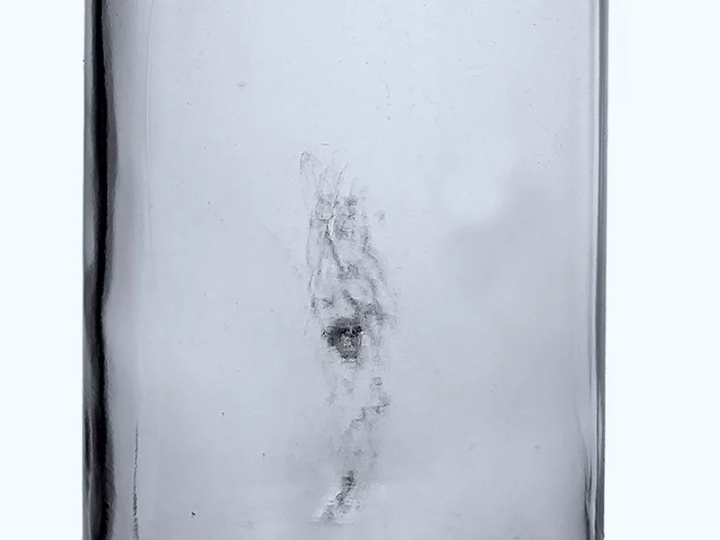 Glasbehälter mit Verschmutzung an der Innenwand