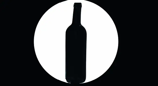 Flaschensilhouette im Durchlicht mit Höhenmaß und Mittelachse