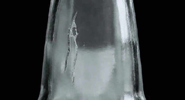 Seitenwand einer Glasflasche mit markiertem Riss